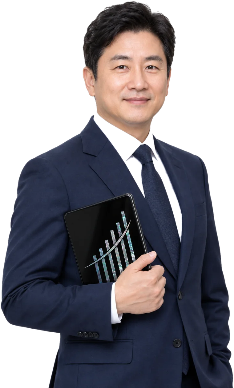 자개 무늬가 새겨진 옻칠 판을 든 연구회 강사